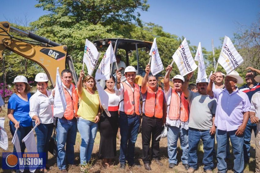 Inauguran construcción de una plaza digna para los habitantes de una comunidad de Parácuaro