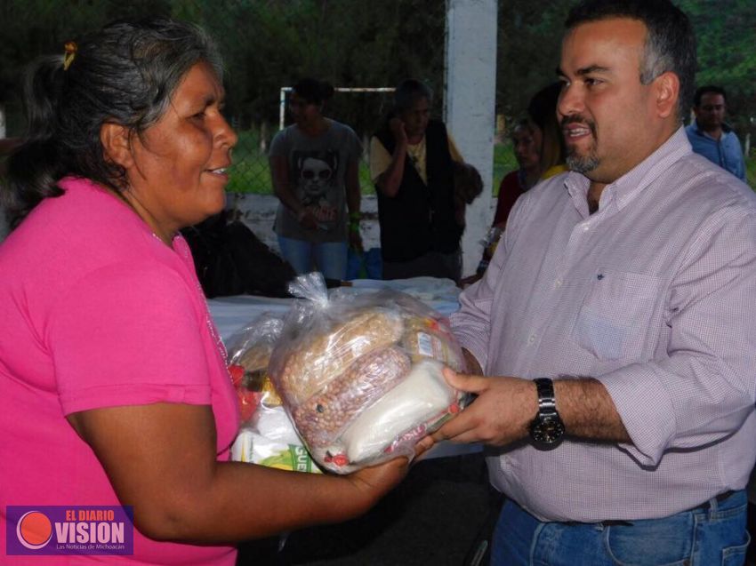 Entrega Jesús Mora despensas del programa "Colibrí" a varias comunidades de Tuxpan 