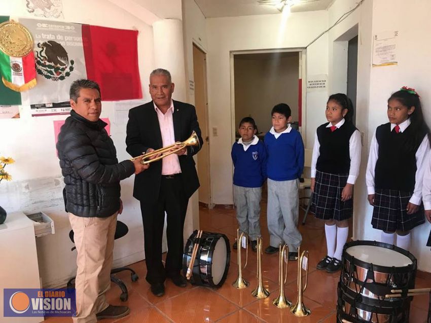 Entrega Ayuntamiento de Nahuatzen material para banda de guerra de Comachuén