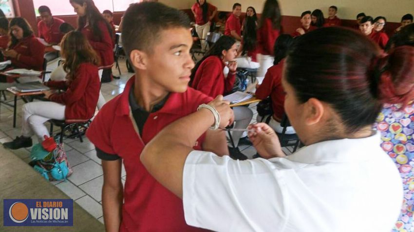 Aplican 500 vacunas contra influenza a alumnos del Cobaem