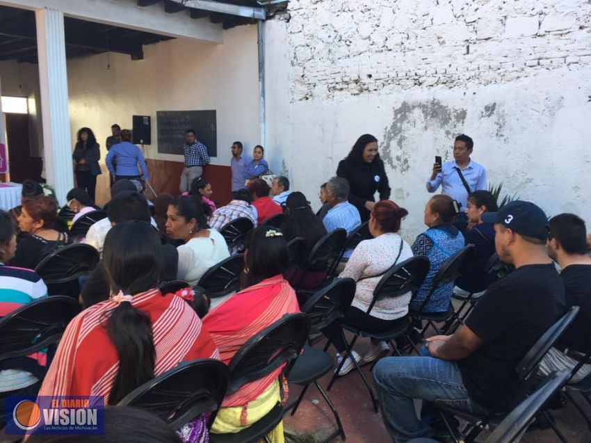 Ayuntamiento de Paracho entrega 26 becas de tres mil pesos para personas con discapacidad