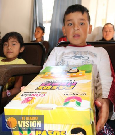 Entregan calzado escolar a niños de Uruapan, del programa Pasos Firmes