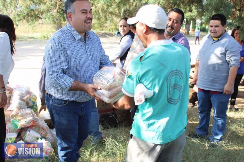Jesús Mora entrega despensas a 5 comunidades de Tuxpan 