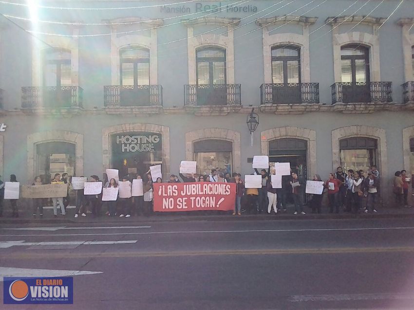 Maestros Nicolaitas se manifiestan frente a Palacio Legislativo