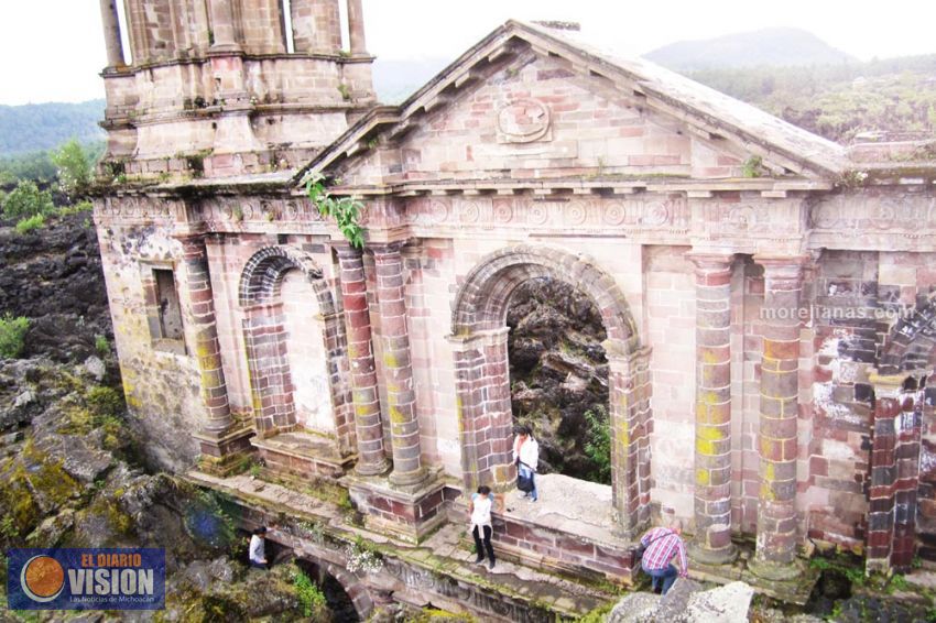 Buscan restaurar ruinas del templo de San Juan Parangaricutiro
