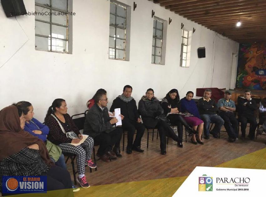 Artesanos de Paracho escuchan iniciativa de crear una Ley Artesanal para Michoacán