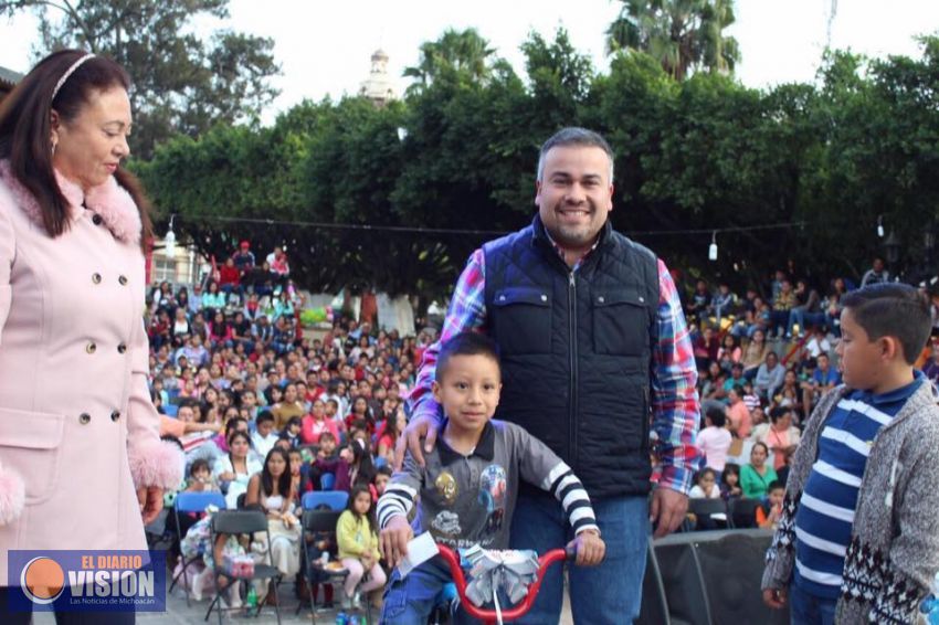 Festeja el Ayuntamiento de Tuxpan día de Reyes regalando miles de juguetes.