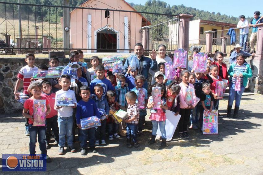Presidente municipal de Nahuatzen entregó 5 mil juguetes en el municipio 