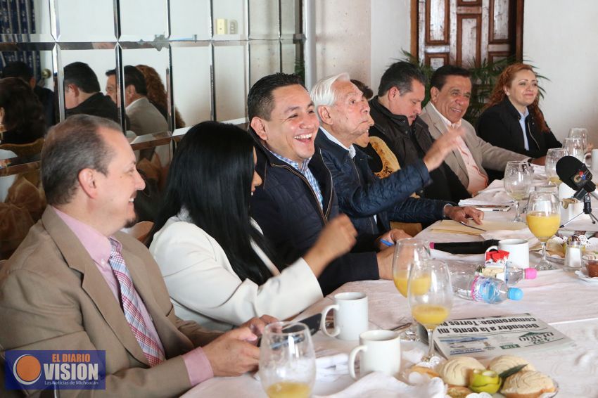 Reconocen ejecutivos avances en administración de Víctor Manríquez