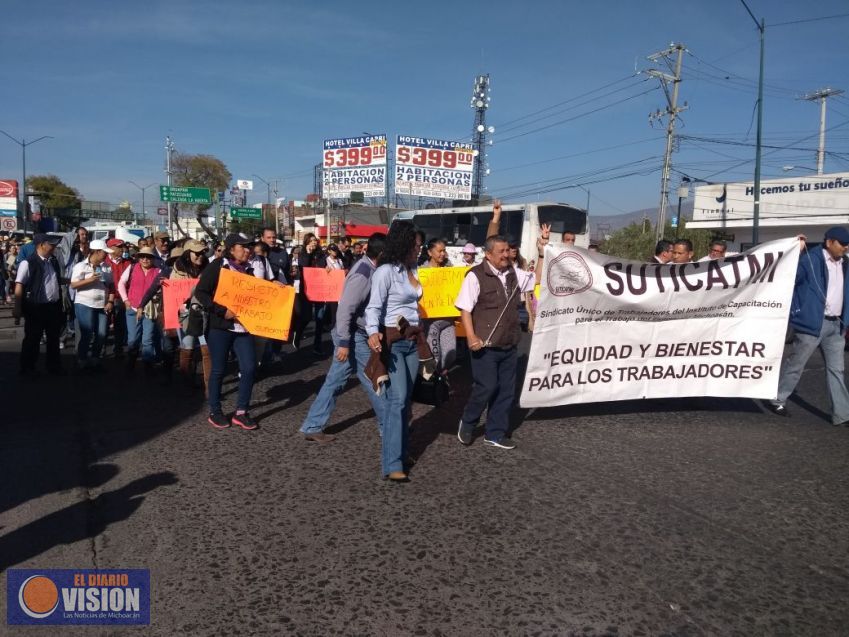 Marchan trabajadores del ICATMI en Morelia.