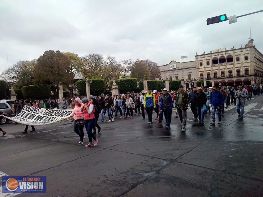 Arriban maestros de la CNTE a Palacio de Gobierno en Morelia.