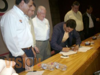 Genovevo Figueroa se registra por el PRD por la alcaldía de Morelia  