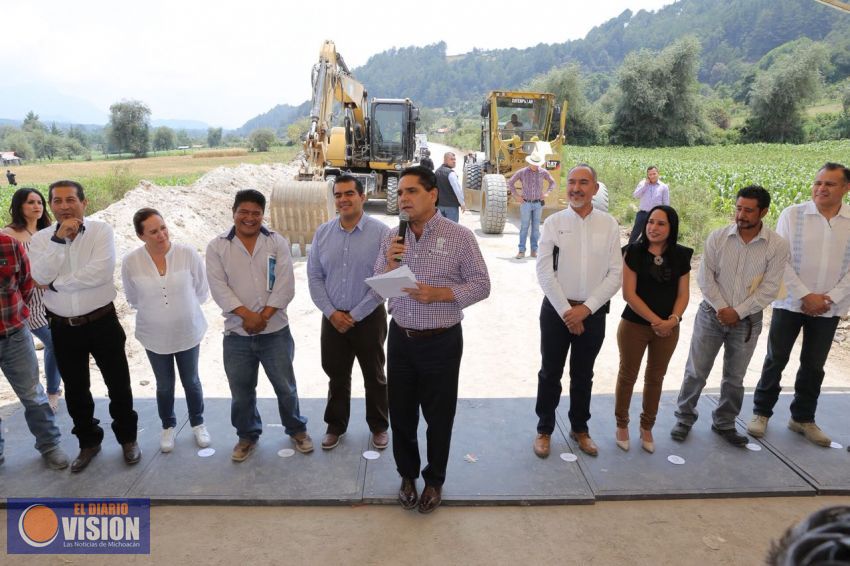 Habitantes de Crescencio Morales y Aputzio en Zitácuaro contarán con nuevas carreteras