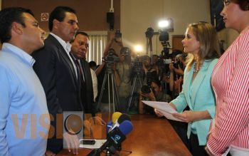 Aureoles Conejo entrega al IEM la Plataforma Electoral del PRD 2012-2015
