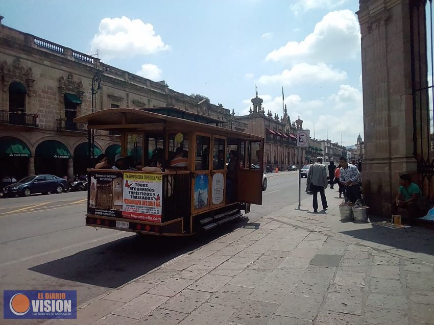 Visitantes y Turistas disfrutan su estancia en Morelia.