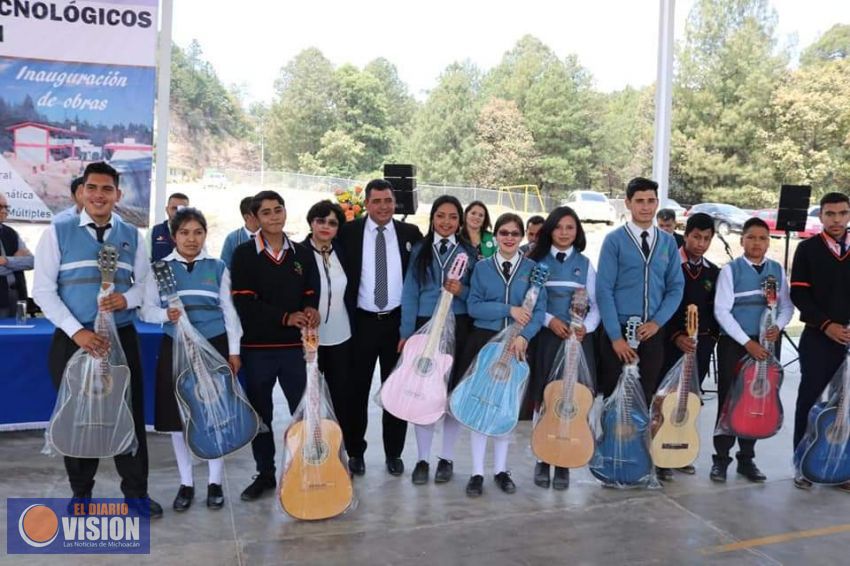 Entrega Anita Sánchez guitarras a jóvenes del CECyTEM para impulsar su talento