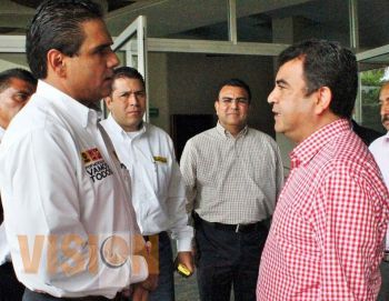 Le toma la palabra Silvano Aureoles a Constantino Ortiz