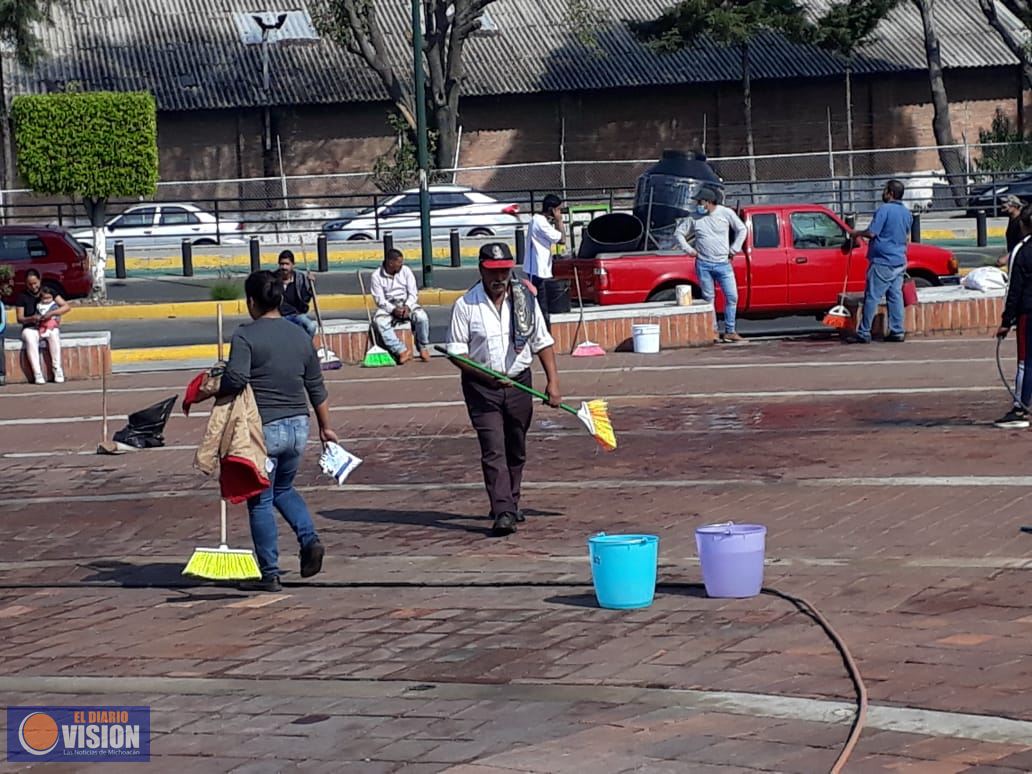 Comerciantes del Cañafest realizan limpieza en Plaza de la Paz 