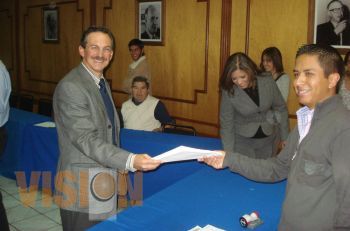 Se registra Francisco Morelos como aspirante a la diputación federal