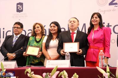 Otorgan Medalla Michoacán al Mérito Docente 2024, a María del Carmen Vaca y Preparatoria Taximaroa
