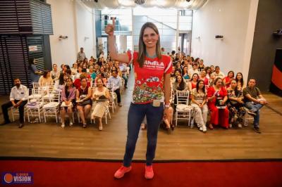 Daniela De Los Santos Celebra Día del Maestro: Compromiso Firme con la Educación en el Distrito 17