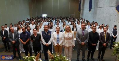 A conducirse con ética y vocación de servicio, llama Yarabí Ávila a egresados del área de la salud