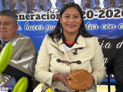 Celeste Ascencio reconoce el esfuerzo de estudiantes en clausura escolar de Uringuitiro
