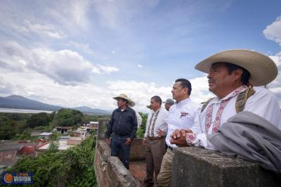 Carlos Torres Piña: Cuando la Palabra se Convierte en Camino