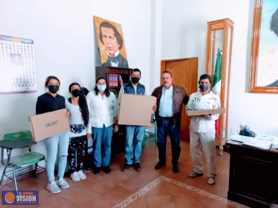 Jaime Hinojosa Campa, entrega equipo de cómputo a estudiantes de Maravatío