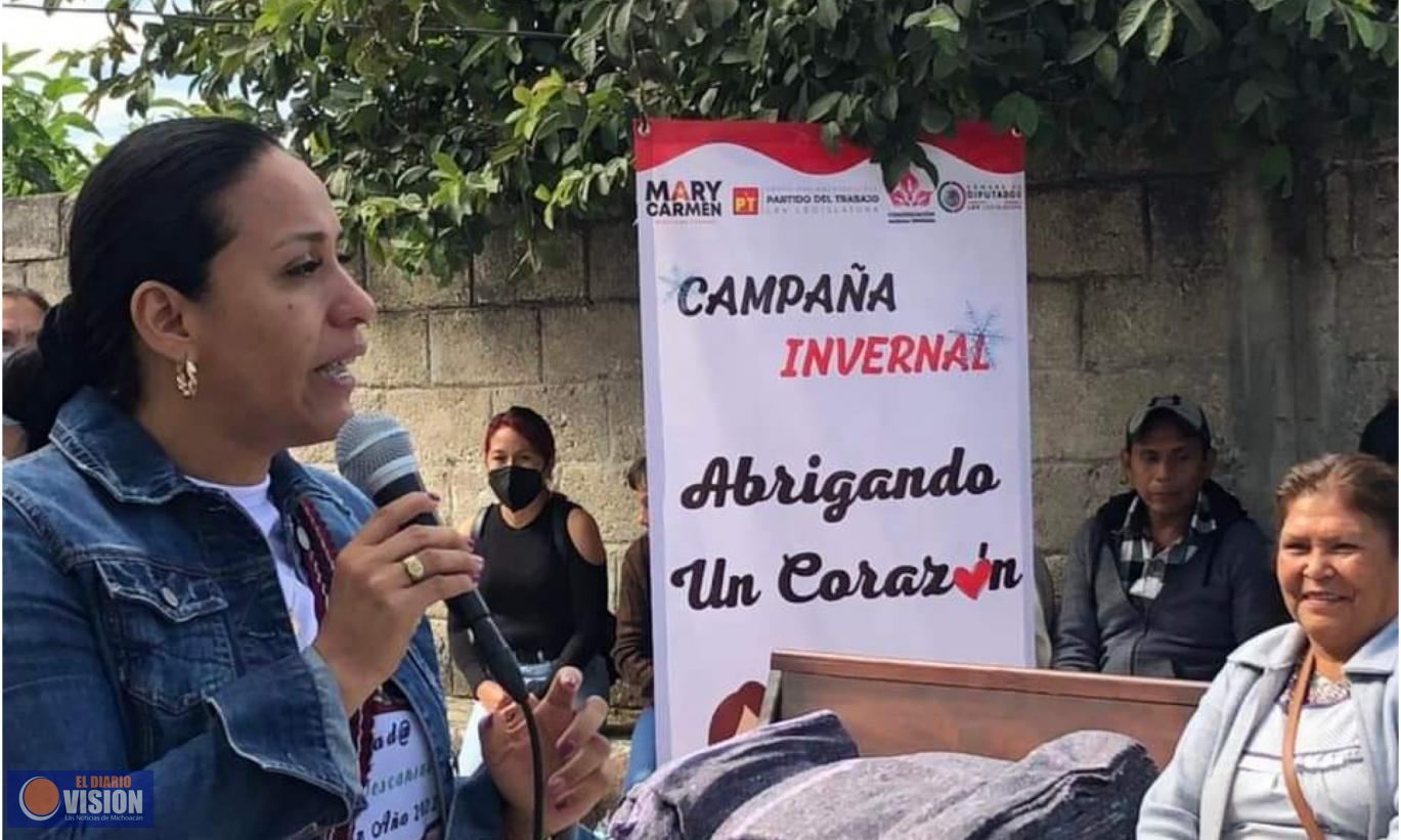Mary Carmen Bernal, continúa con la gira de la Campaña Invernal de Abrigando Un Corazón