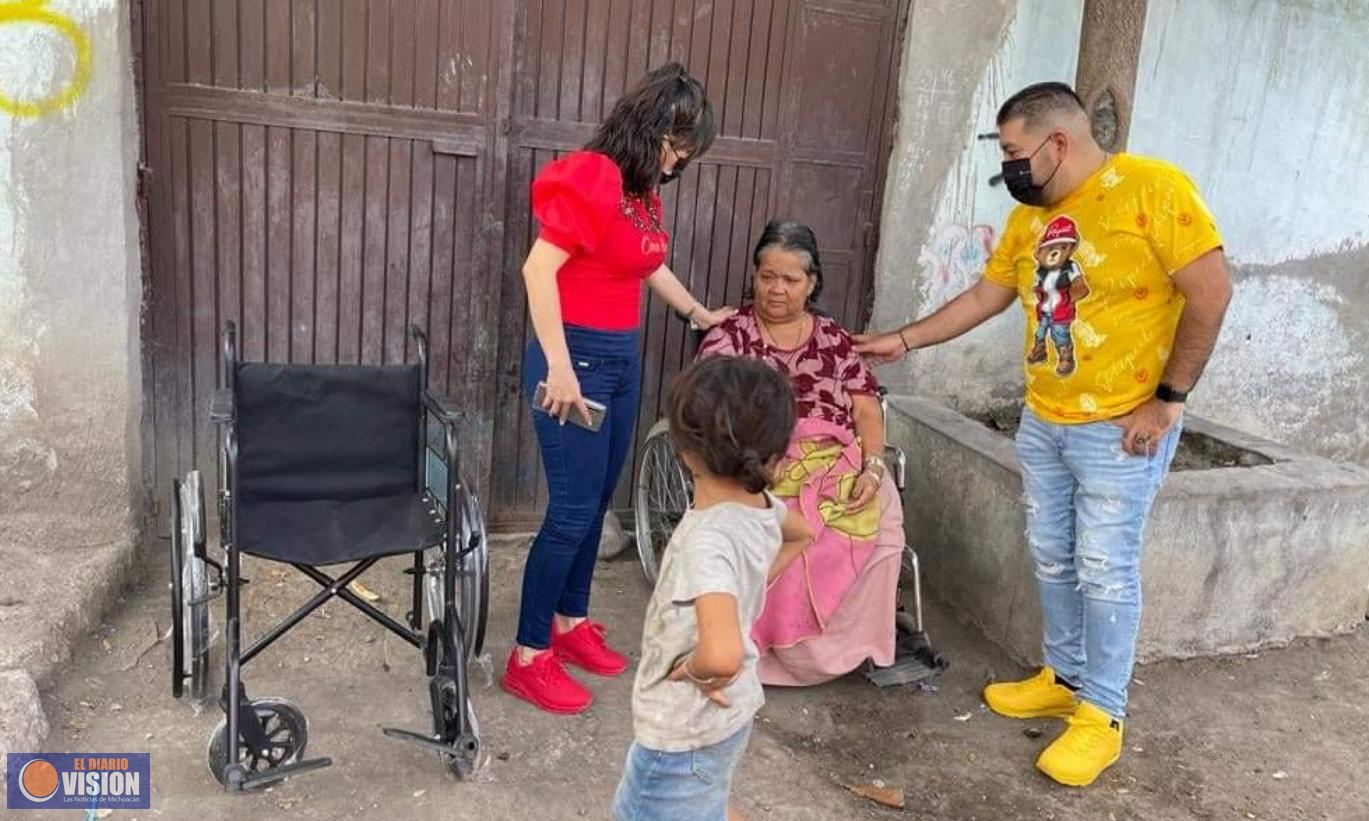 Francisco Huacus, hizo entrega de apoyos a familias de Apatzingán