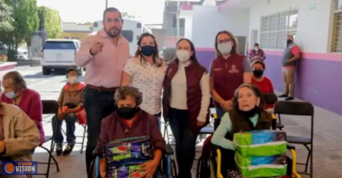 Habitantes de Huandareo, reciben apoyos del DIF Michoacán