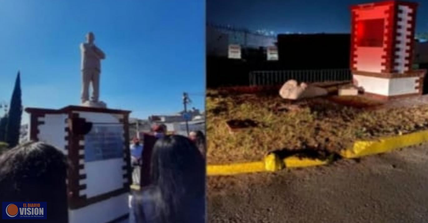 Derriban estatua de AMLO, en Atlacomulco