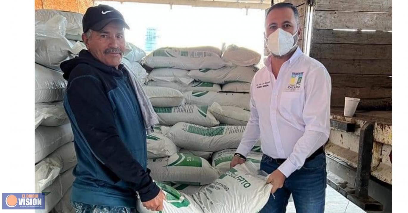 Luis Felipe León Balbanera, entregó insumos agrícolas a ejidatarios del municipio 
