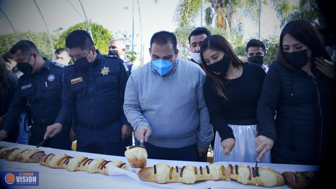 Parten rosca de reyes de 120 metros de largo en Tarímbaro* 