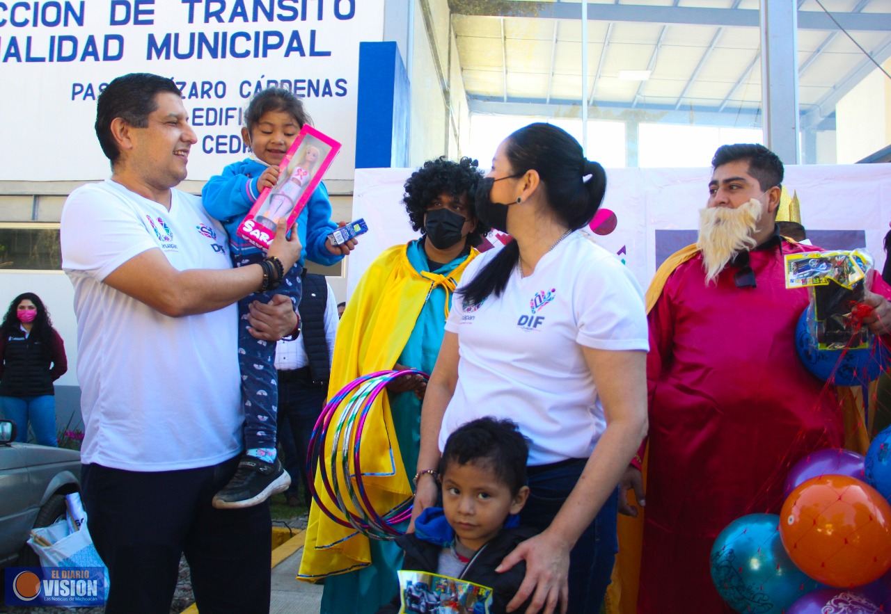 Autoridades municipales reparten juguetes en 25 colonias de Uruapan