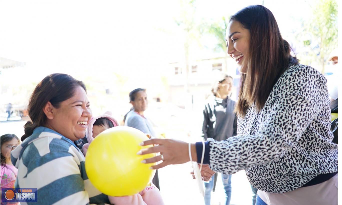 Mónica Valdez reparte sonrisas en niñas y niños del distrito 7  