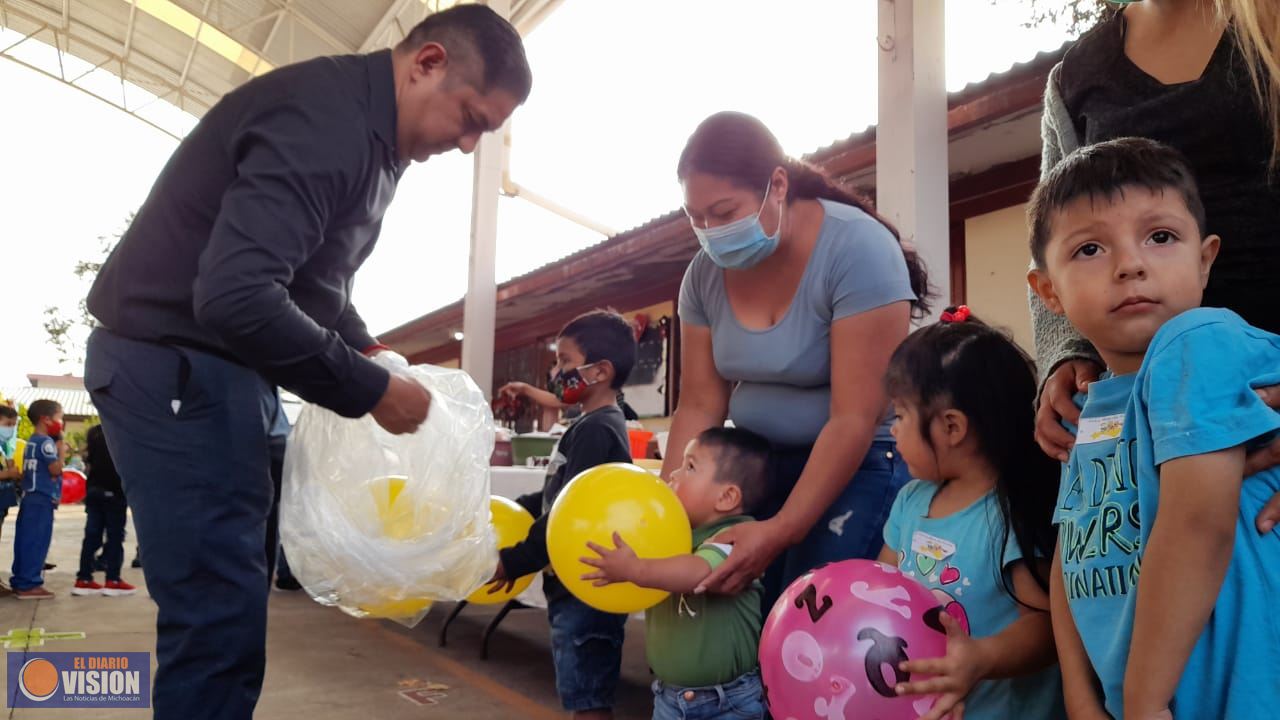 Paco Cedillo entrega mil 500 juguetes a niños de diferentes colonias en Uruapan 