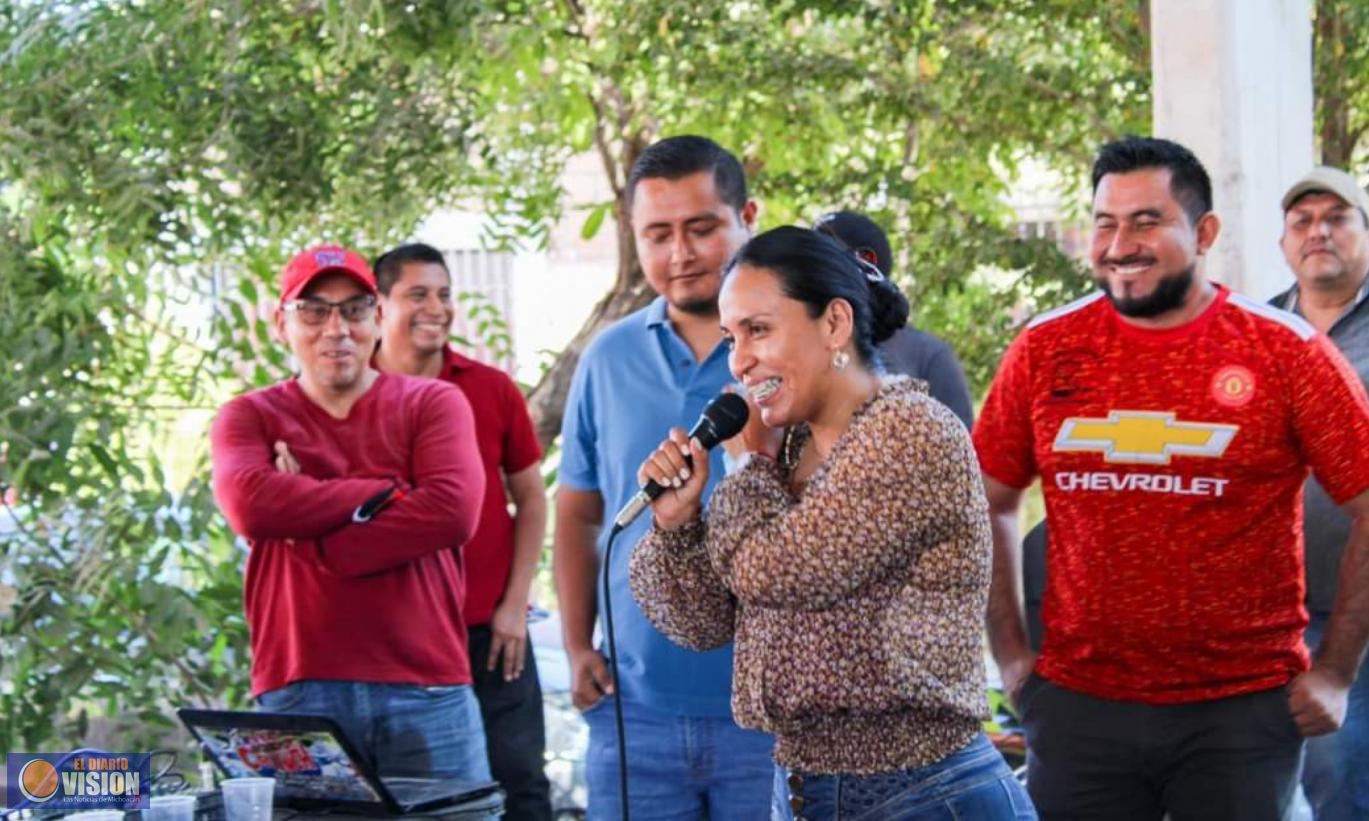 Mary Carmen Bernal, se reunió con militantes del partido en Huetamo