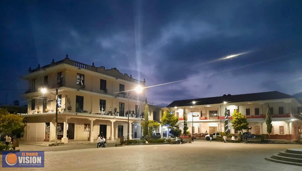 Uruapan se ilumina con otras 1000 lámparas