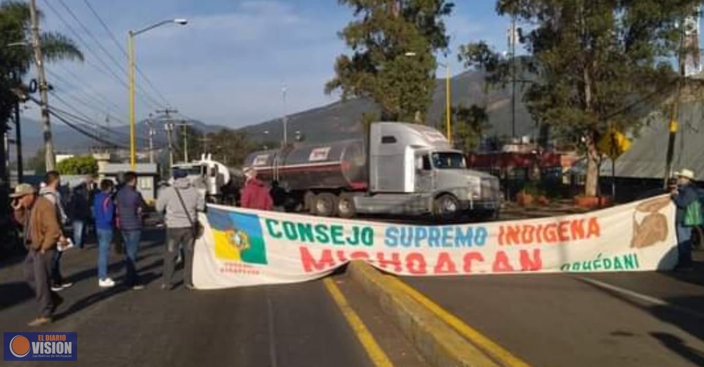 Consejo Indígena, bloquea 5 carreteras en Michoacán, exigen justicia social 