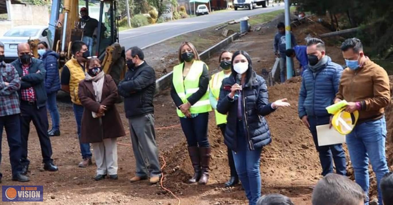 Encabeza Araceli Saucedo Reyes arranque de la construcción del andador en la Tenencia de Opopeo 