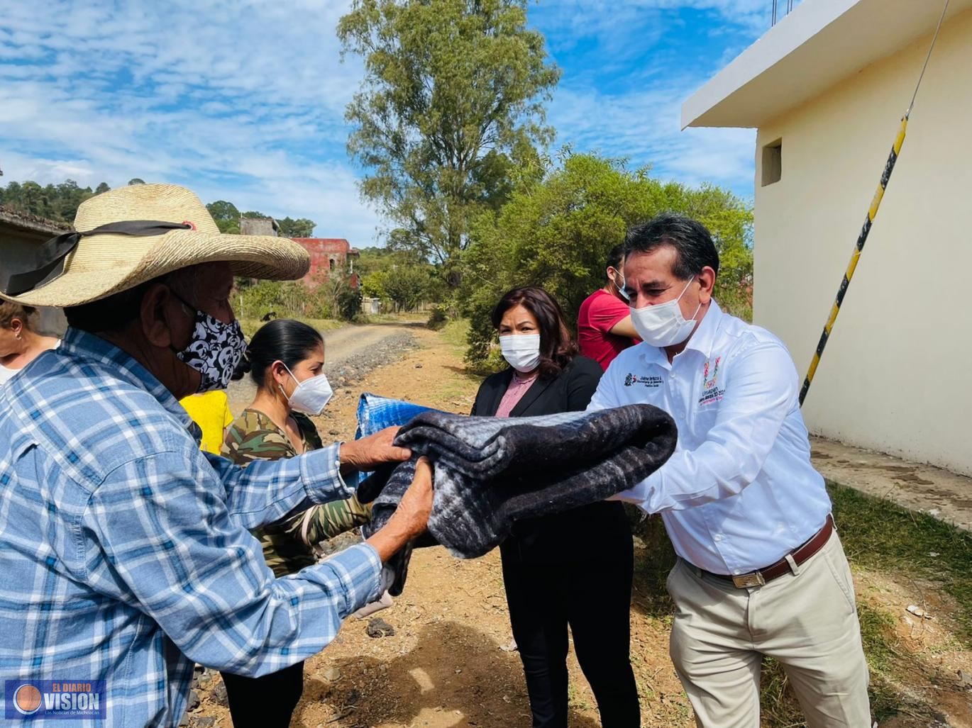 Entrega de cobijas en colonias de la zona Oriente