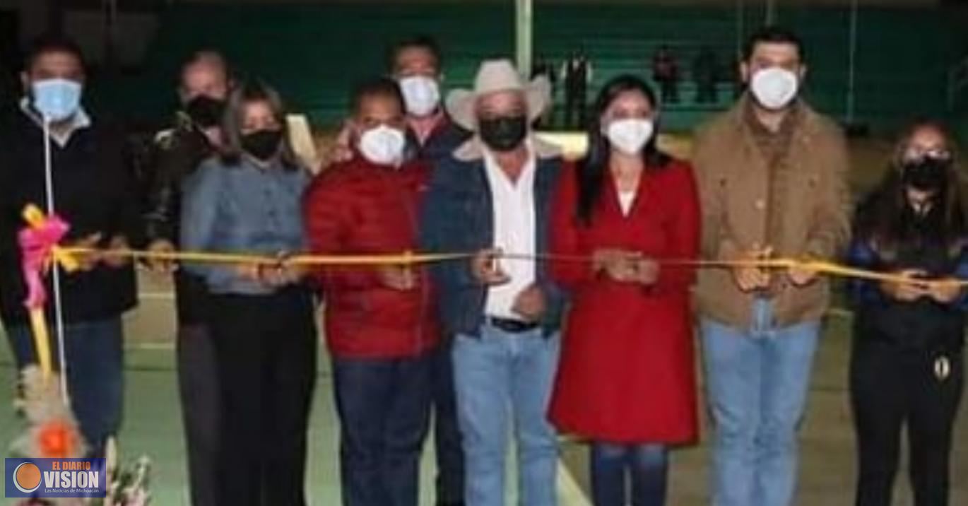Inaugura Araceli Saucedo, obras de ampliación del auditorio de la comunidad de Tarascon.