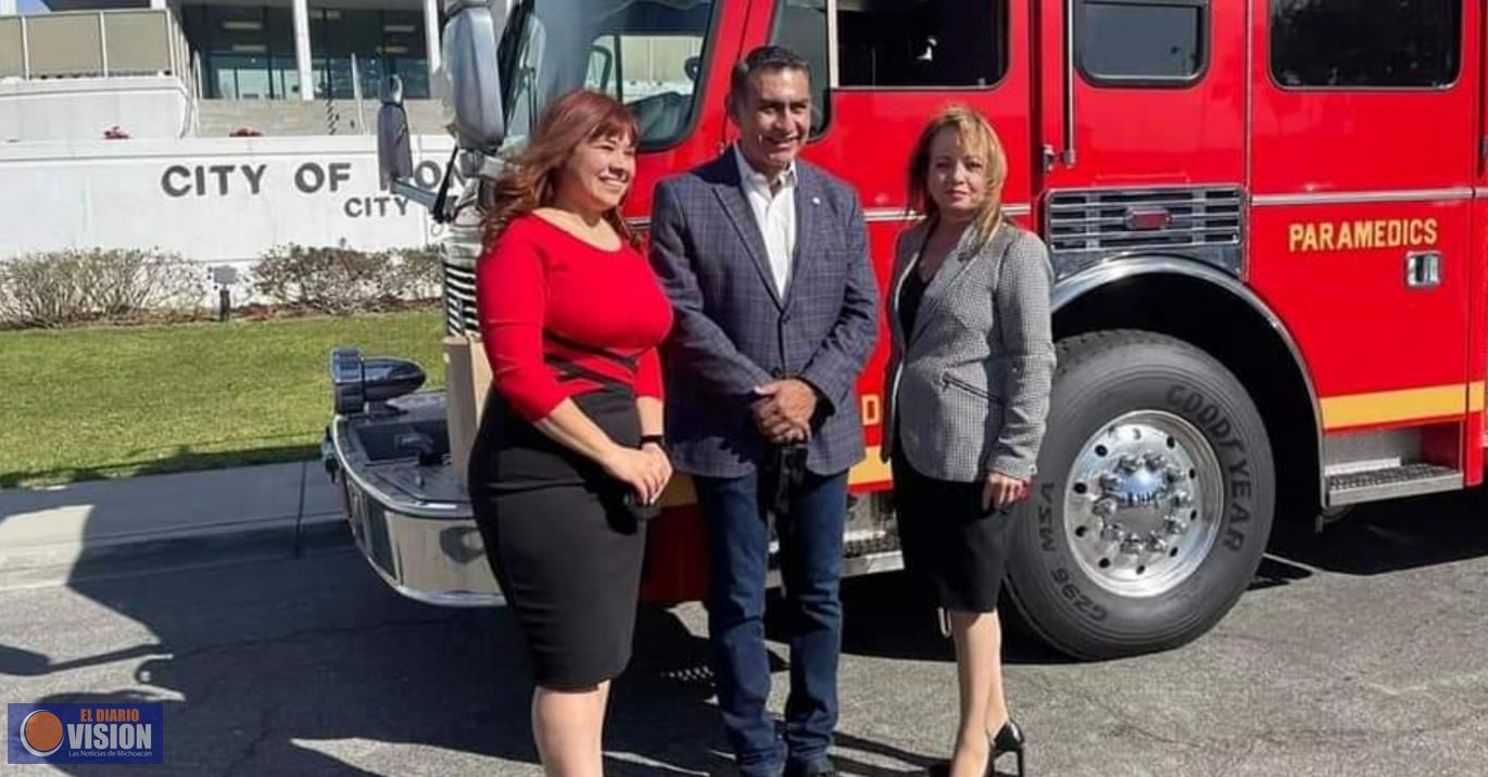 María Elena Serrano, asiste a la entrega de 2 camiones de bomberos donados por la Asociación 