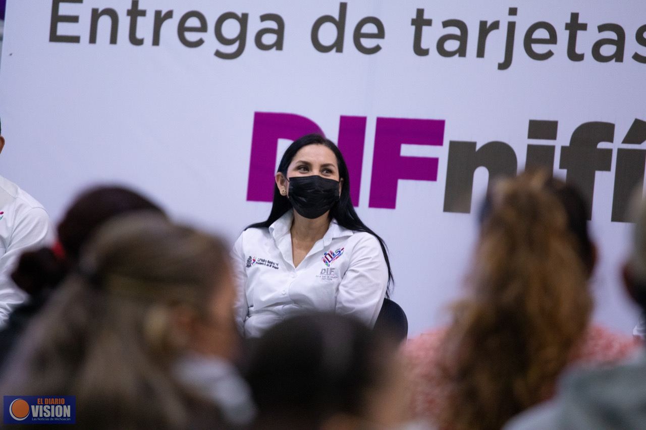 Entregan las primeras tarjetas DIFnifícate en Uruapan 