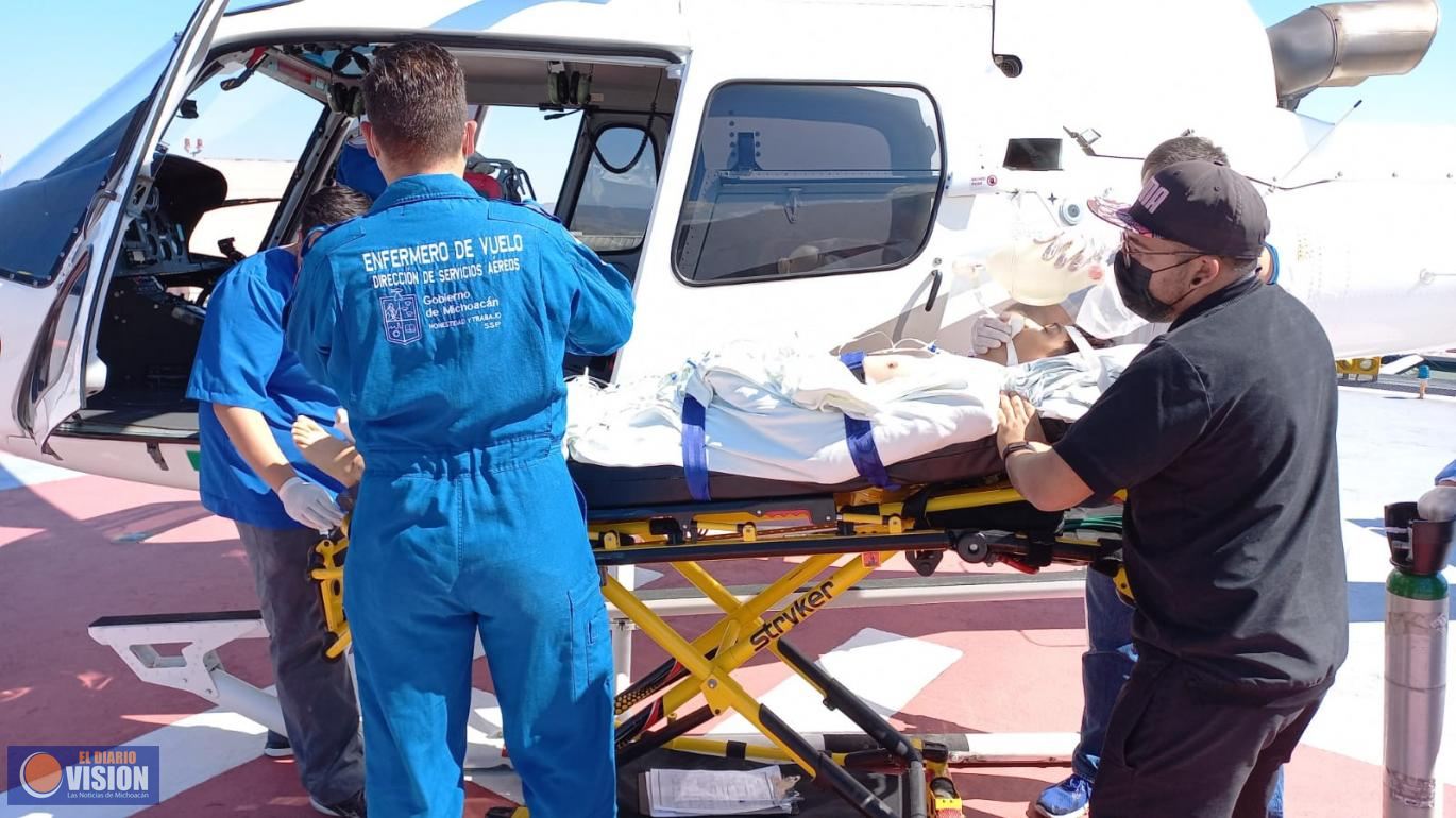 CRUM traslada por vía aérea a joven herido en Huetamo