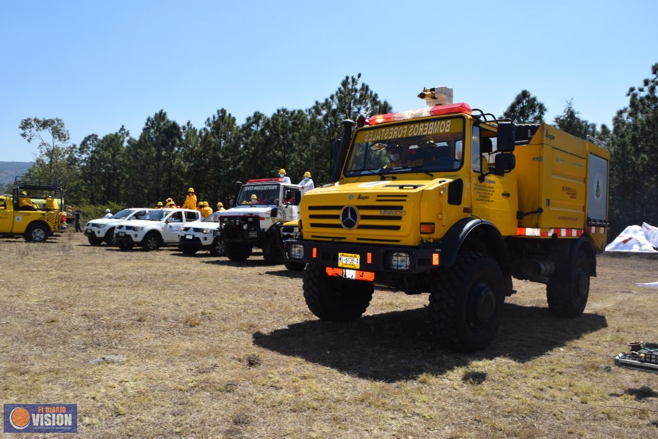Se suman 13 municipios al combate de incendios en Michoacán: Bedolla