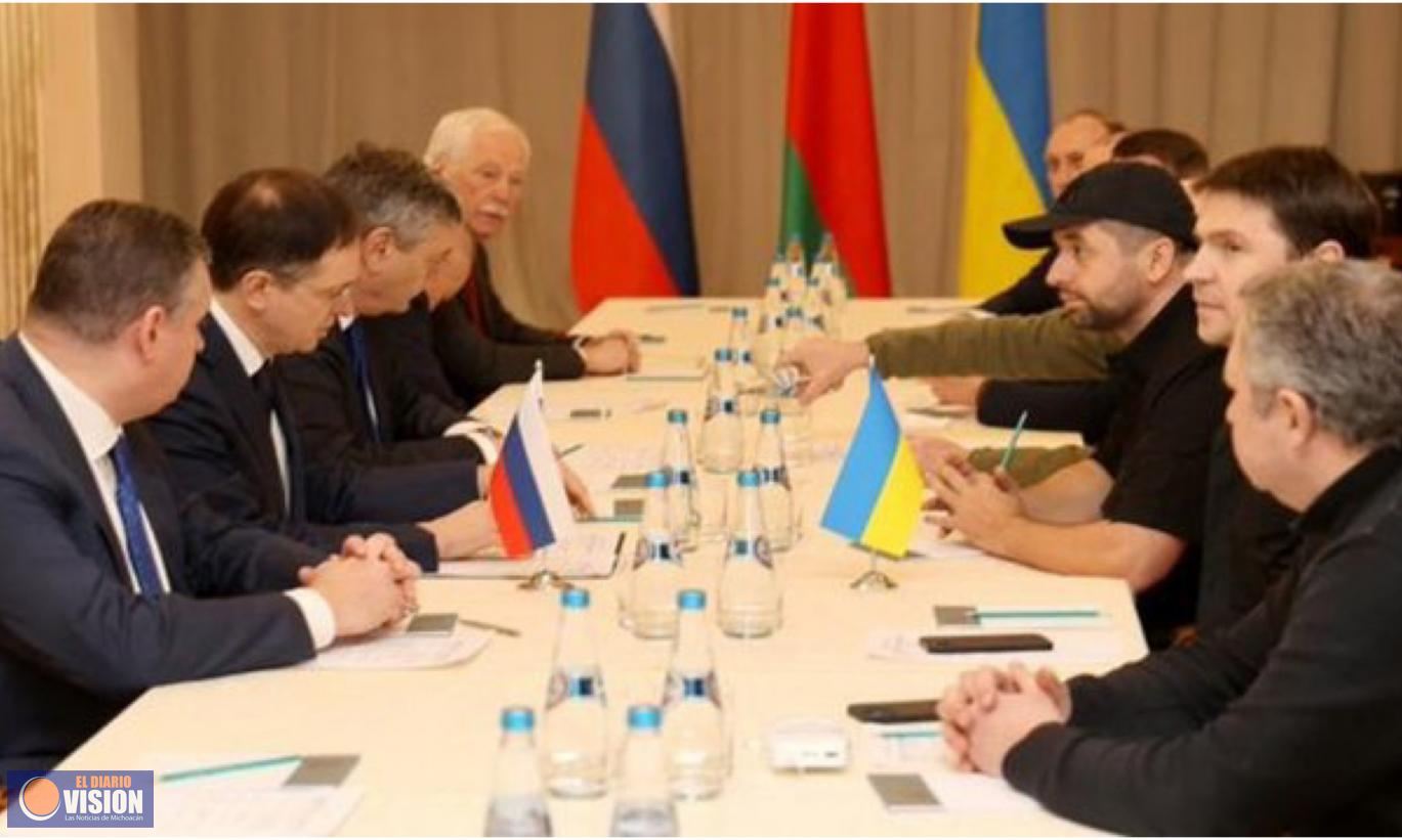 Ucrania y Rusia inician negocian este lunes en la fronteriza de Bielorrusia
