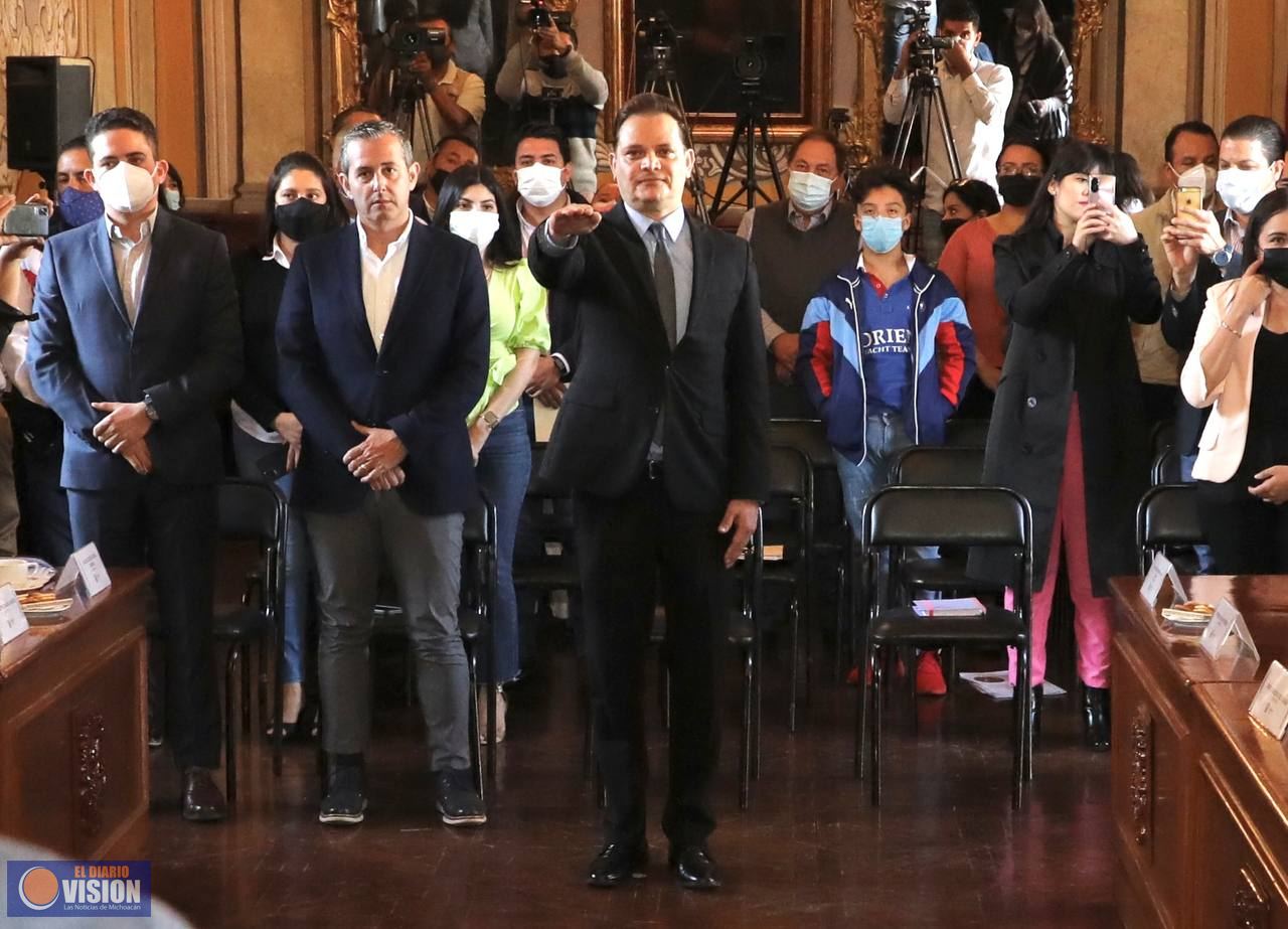 Rinde protesta Héctor Gómez Trujillo como Tesorero